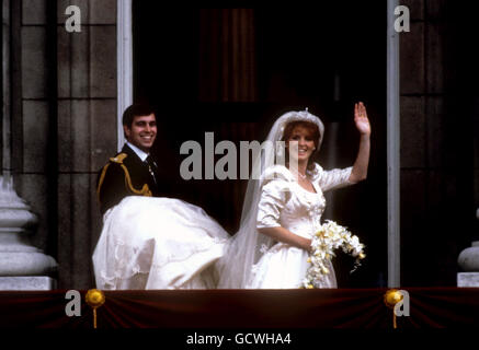 Die neu geschaffenen Herzöge von York und Herzogin von York winken nach ihrer Heirat in Westminster Abbey vom Balkon des Buckingham Palace. Stockfoto