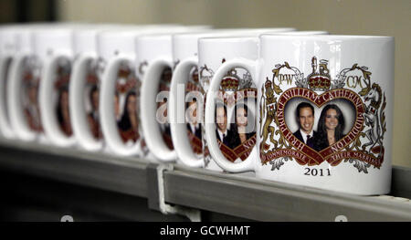 Gedenkbecher zur Verlobung von Prinz William und Kate Middleton sind in der Prince William Pottery Company in Liverpool zu sehen. Stockfoto