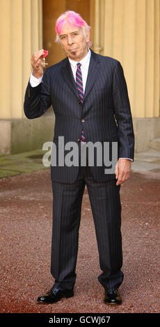 Der Musiker John Cale, nachdem er bei einer Investiturfeier im Buckingham Palace, London, seine OBE-Medaille (Officer of the British Empire) des Prince of Wales erhalten hatte. Stockfoto