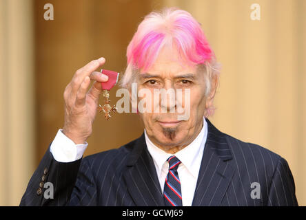 Der Musiker John Cale, nachdem er bei einer Investiturfeier im Buckingham Palace, London, seine OBE-Medaille (Officer of the British Empire) des Prince of Wales erhalten hatte. Stockfoto