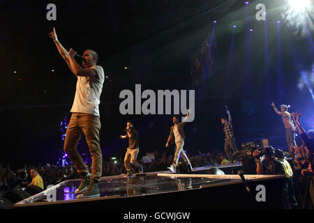 The Wanted (von links nach rechts) Max, Tom, Siva, Nathan und Jay treten beim T4's Stars of 2010 Event im Earls Court in West London auf. Stockfoto