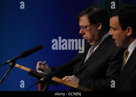 Taoiseach Brian Cowen (links) und Finanzminister Brian Lenihan (rechts) während einer Pressekonferenz in Regierungsgebäuden in Dublin, nachdem die irische Regierung heute Abend bestätigt hatte, dass sie einen Rettungskredit vom Internationalen Währungsfonds (IWF) und Europa beantragen wird. Stockfoto