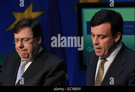 Taoiseach Brian Cowen (links) und Finanzminister Brian Lenihan (rechts) während einer Pressekonferenz in Regierungsgebäuden in Dublin, nachdem die irische Regierung heute Abend bestätigt hatte, dass sie einen Rettungskredit vom Internationalen Währungsfonds (IWF) und Europa beantragen wird. Stockfoto