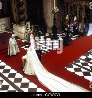 Der Prinz und die Prinzessin von Wales am Hochaltar vor dem Erzbischof von Canterbury, Robert Runcie, während ihrer Hochzeit in der St. Paul's Cathedral. Stockfoto