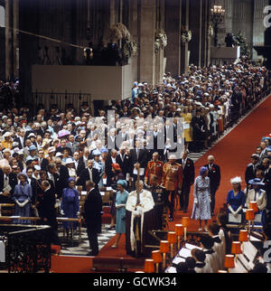 Königin Elizabeth II. (Hellblau) kommt an, um ihren Platz in der St. Paul's Cathedral zur Hochzeit ihres Sohnes, des Prinzen von Wales, und Lady Diana Spencer zu nehmen. Stockfoto