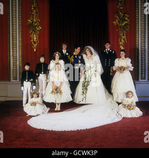 Das Königspaar, der Prinz und die Prinzessin von Wales mit ihren jungen Begleitern. Sitzend, von links nach rechts, Catherine Cameron und Clementine Hambro. Im Stehen, von links nach rechts, Lord Nichola Windsor, Edward Van Cutsem, Sarah Jane Gaselee (vor India Hicks), Prinz Edward, der Prinz und die Prinzessin von Wales, Prinz Andrew und Lady Sarah Armstrong-Jones. Stockfoto