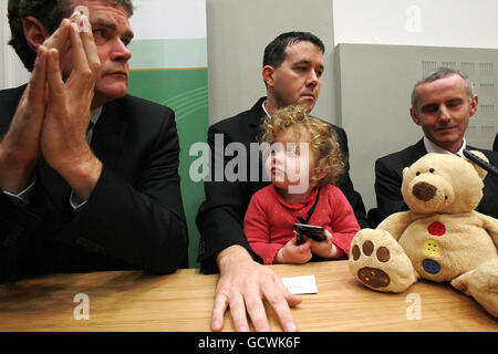 Von links nach rechts: Senator Mark Dearey , Daisy Gogarty (18 Monate) in den Armen ihres Vaters Green Party TD Paul Gogarty und Ciaran Cuffe TD als Irischer Grünen-Führer John Gormley gibt eine Pressekonferenz, die zu einer Parlamentswahl aufruft. Stockfoto