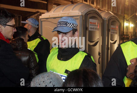 Die Polizei stellt Studenten während einer Demonstration gegen eine Erhöhung der Studiengebühren in Westminster, im Zentrum von London, Toiletten zur Verfügung. Stockfoto