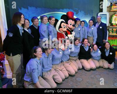 Die Mitarbeiter des magischen neuen Disney Stores im St Enoch Center, Glasgow feiern Weihnachten und unterstützen den „Magical Giving Tree Charity Appeal“, der in Zusammenarbeit mit verschiedenen lokalen Wohltätigkeitsorganisationen mehr als 9,000 Kindern in ganz Großbritannien Geschenke spendete. Stockfoto