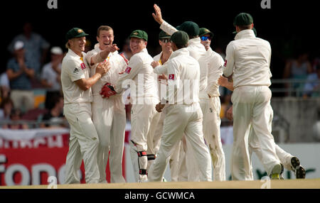 Der australische Peter Siddle feiert mit Teamkollegen nach dem Bowling des englischen Matt Prior beim ersten Ashes Test in der Gabba in Brisbane, Australien. Stockfoto