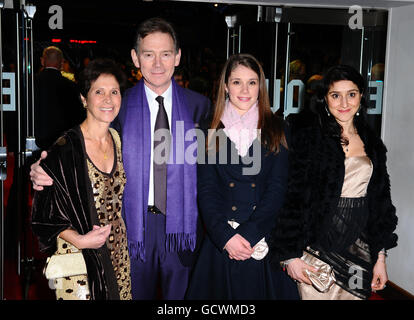 Schauspieler Anthony Andrews, Ehefrau Georgina (L) und Gäste kommen zur Premiere des neuen Films The King's Speech im Londoner Odeon-Kino an. DRÜCKEN Sie VERBANDSFOTO. Bilddatum: Donnerstag, 21. Oktober 2010. Bildnachweis sollte lauten: Ian West/PA Stockfoto