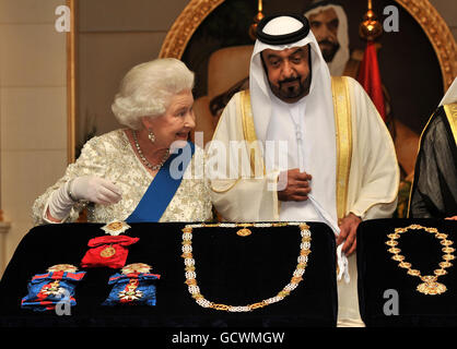 Königin Elizabeth II lächelt, als sie und Scheich Khalifa bin Zayed al Nahyan, der Präsident der Vereinigten Arabischen Emirate, heute Nachmittag im Mushrif-Palast in Abu Dhabi Geschenke austauschen. Stockfoto