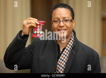 Coach der englischen Fußballnationalmannschaft der Frauen Hope Powell mit ihrer CBE-Medaille, die von der Prinzessin Royal bei einer Investiturfeier im Buckingham Palace, London, verliehen wurde. Stockfoto