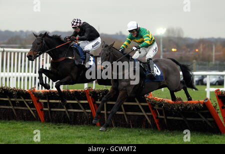 Voller Freude von AP McCoy (Nearside) springt der letzte mit Varant Emperor Riden von Sam Thomas auf ihrem Weg zum Sieg im CSP Novices' Handicap auf der Newbury Racecourse, Bekshire. Stockfoto