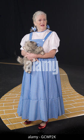 Ann Widdecombe bereitet sich auf Strictly Come Dancing für die nächste Woche vor, indem sie die Judy Garland in The Wizard of Oz nachstellt. Stockfoto