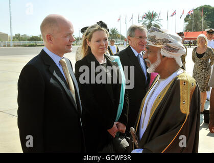 Außenminister William Hague und seine Frau Ffion sprechen mit dem Sultan von Oman, sagte seine Majestät Sultan Qaboos bin, bevor sie den Flughafen von Maskat nach Hause verlassen hatten, nachdem sie Königin Elizabeth II. Und Herzog von Edinburgh bei einem fünftägigen Staatsbesuch in der Golfregion begleitet hatten. Stockfoto