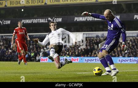 Fußball - Barclays Premier League - Tottenham Hotspur gegen Liverpool - White Hart Lane. Gareth Bale (Mitte) von Tottenham Hotspur startet, als sich Liverpooler Torhüter Jose Reina auf den freien Ball vorbereitet Stockfoto