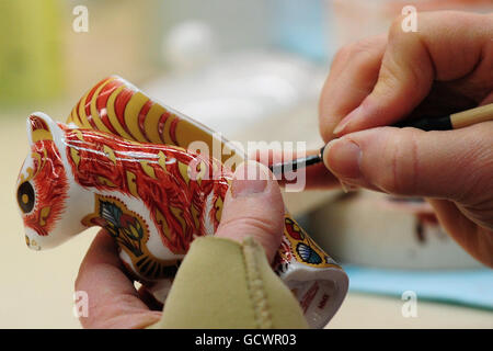 Ein Arbeiter bei Royal Crown Derby bringt den letzten Schliff an ein Gedenkhörnchen, nachdem bekannt gegeben wurde, dass Prinz William Kate Middleton heiraten wird Stockfoto