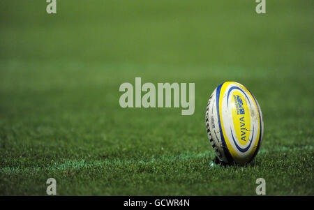 Rugby Union - Aviva Premiership - Sale Sharks gegen Northampton Saints - Edgely Park. Allgemeine Ansicht eines offiziellen Gilbert-Matchballs, der auf einem kickenden T-Shirt sitzt Stockfoto