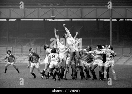 Rugby Union - Harlequins / Cambridge University - Twickenham. Cambridge sucht während einer Line-Out-Reihe Besitz zu erlangen Stockfoto