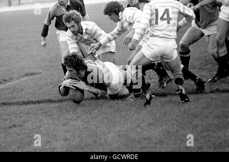 AC Alexander, Harlequins, punktet seine Seiten beim ersten Versuch trotz der besten Bemühungen von R. Steed (l) und A. Lewis (Mitte) in Cambridge Stockfoto