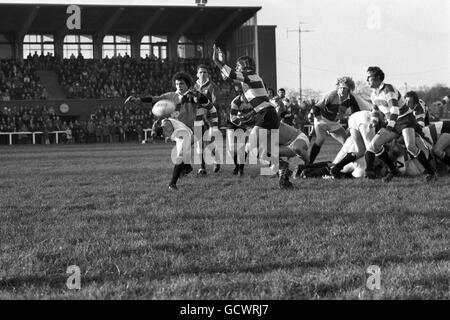 Peter Rawle, Harlekins, räumt während des John Player Knock-Out Cup den Ball vor Gloucester-Kapitän J Watkins (r) Stockfoto