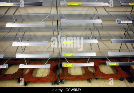 Leeren Sie die Brotregale in einem Tesco-Geschäft in Ashford, Kent, da das schlechte Wetter im Südosten weiter anhält. Stockfoto