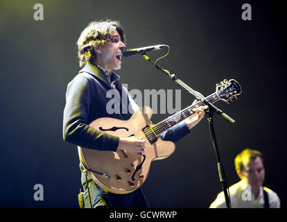 Ezra Koenig of Vampire Weekend tritt im Alexandra Palace im Norden Londons auf. Stockfoto