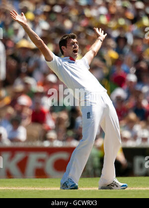Der englische James Anderson appelliert beim zweiten Ashes-Test beim Adelaide Oval in Adelaide, Australien, erfolglos. Stockfoto