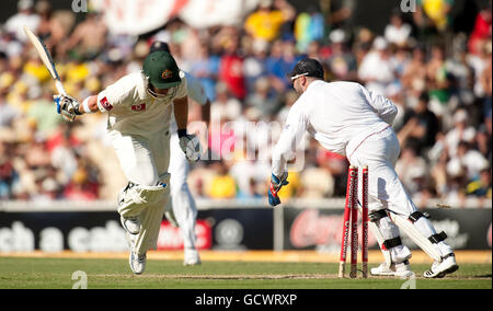 Der australische Xavier Doherty wird vom englischen Matt Prior beim zweiten Ashes Test beim Adelaide Oval in Adelaide, Australien, ausgefahren. Stockfoto