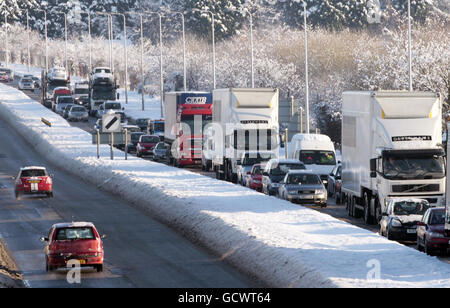 Der Verkehr steht Schlange, um die M8 in der Nähe von Edinburgh zu betreten, da Neuschneegauer Schottland heimgesucht haben und ein Großteil des Vereinigten Königreichs heute unter Bedingungen unter Null geblieben ist. Stockfoto