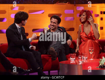 Gäste Rihanna, Colin Farrell (Mitte) und Daniel Radcliffe während einer Aufnahme der Graham Norton Show (TX: 22:35 Freitag, 12. November, BBC1), in den London Studios im Süden Londons. Stockfoto