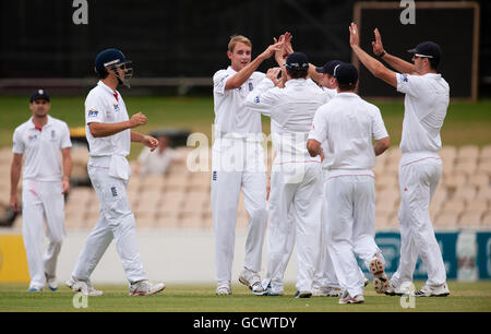 Der englische Stuart Broad feiert den Abgang von James Smith aus Südaustralien während des Tourmatches im Adelaide Oval, Adelaide, Australien. Stockfoto