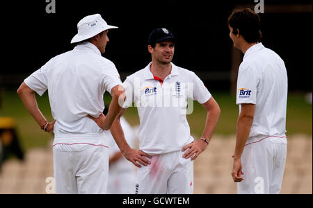 Englands Stuart Broad (links), James Anderson und Steven Finn (rechts) während des Tourmatches im Adelaide Oval, Adelaide, Australien. Stockfoto