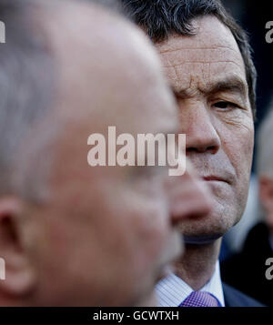 Dermot Ahern, Minister für Justiz und Rechtsreform (links), und der irische Minister für Verkehr Noel Dempsey in Dublin Castle, wo sie den Einsatz mobiler Verkehrssicherheitskameras des GoSafe-Konsortiums bekannt gaben. Stockfoto