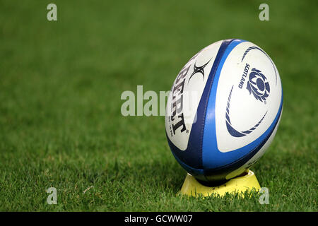 Gesamtansicht eines schottischen Gilbert-Matchballs auf einem Ableitendes T-Shirt Stockfoto