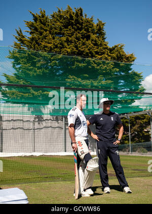 England Kapitän Andrew Strauss und Trainer Andy Flower während einer Nets Session in Bellerive Oval, Hobart, Australien. Stockfoto