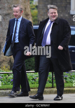 Der Bildungsminister Michael Gove und der Vorsitzende des Oberhauses Lord Strathclyde kommen zur heutigen Kabinettssitzung in der Downing Street in London an. Stockfoto