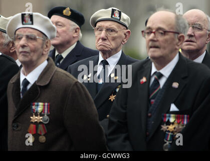 Veteranen sehen sich an, als die Prinzessin Royal in Leith, Edinburgh, ein Denkmal für die schottische Handelsmarine enthüllt. Stockfoto