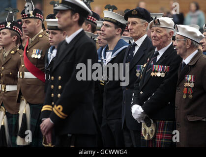 Veteranen sehen sich an, als die Prinzessin Royal in Leith, Edinburgh, ein Denkmal für die schottische Handelsmarine enthüllt. Stockfoto