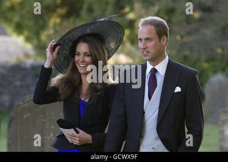 Prinz William und Kate Middleton verlassen die Hochzeit ihrer Freunde Harry Mead und Rosie Bradford im Dorf Northleach, Gloucestershire. Stockfoto