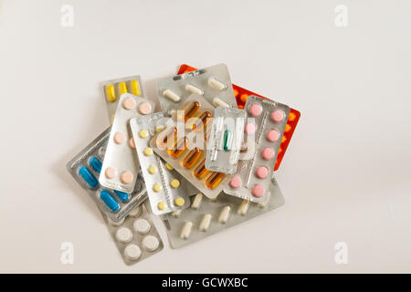 Stapel von Pillen auf weißem Hintergrund Stockfoto