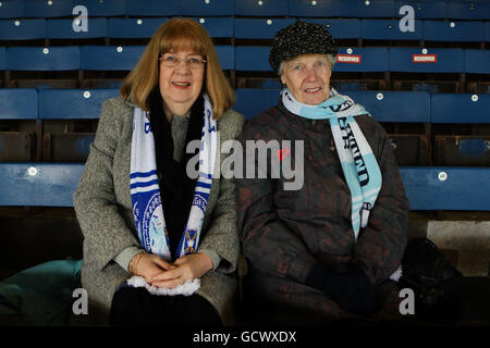 Soccer - npower Football League One - Peterborough United / Charlton Athletic - London Road. Peterborough United-Fans vor dem Start im Stand Stockfoto