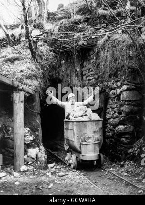 Jerry Williams, ein walisischer Goldminer in der Mine Clogau St David's, in der Nähe von Dolgellau, ist traditionell mit königlichen Eheringen verbunden. Es war Clogau, der das Gold für die Eheringe der Königin Elizabeth II., Prinzessin Margaret, Prinzessin Anne und Prinzessin Diana lieferte. Stockfoto