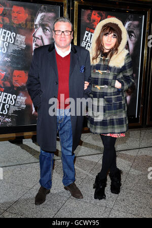 Ray Winstone und seine Tochter Lois Winstone (rechts) bei der Galavorführung von Fathers of Girls im Empire, Leicester Square, London. Stockfoto