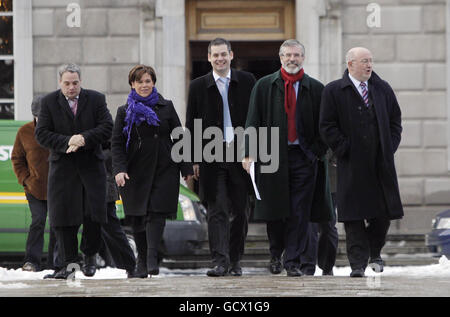 (Von links nach rechts) Sinn Fein TD Aengus O'Slodaigh, Kandidatin Mary Lou McDonald, neu gewählter TD für Donegal South West, Pearse Doherty , Sinn Fein Leader Gerry Adams und Sinn Fein Dail Leader Caoimhghin O'Caolain , während einer Pressekonferenz, um Dohertys Ankunft im Leinster House in Dublin bekannt zu geben. Stockfoto