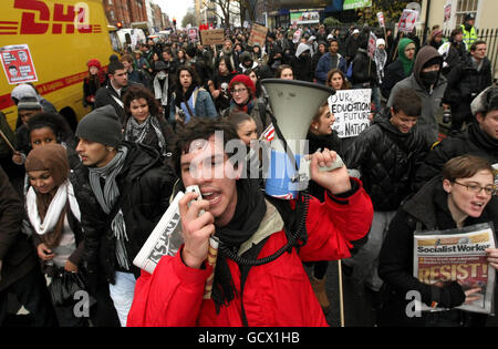 Mark Bergfeld vom Education Activist Network führt eine Demonstration gegen die vorgeschlagene Erhöhung der Studiengebühren im Zentrum von London an. Stockfoto