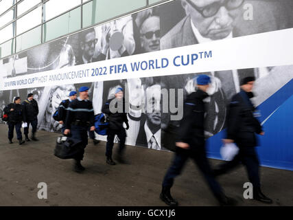Schweizer Sicherheitskräfte treffen im Messezentrum Zürich ein, wo die WM-Sieger 2018 und 2022 in Zürich, Schweiz, bekannt gegeben wurden. Stockfoto