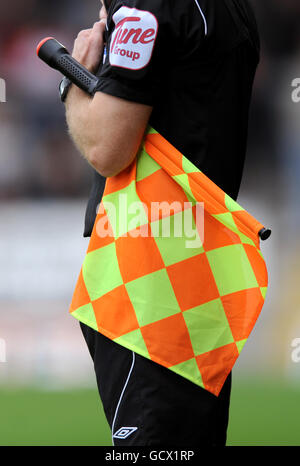 Fußball - npower Football League Two - Burton Albion gegen Crewe Alexandra - Pirelli Stadium. Die Flagge eines Linienfahrers. Stockfoto
