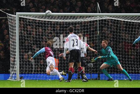 Fußball - Carling Cup - Viertelfinale - West Ham United / Manchester United - Upton Park. Jonathan Spector von West Ham United erzielt das Eröffnungstreffer des Spiels Stockfoto